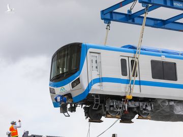 Đoàn tàu đầu tiên dự án Metro Số 1 cập cảng Khánh Hội, quận 4, hồi tháng 10 năm ngoái - chậm 6 tháng so với kế hoạch do ảnh hưởng Covid-19. Ảnh: Quỳnh Trần.