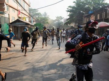 Nhiều người tháo chạy trong cuộc biểu tình chống chính biến ở Yangon ngày 28.3 /// Reuters