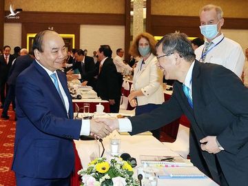 Thủ tướng Nguyễn Xuân Phúc gặp gỡ đại biểu quốc tế dự hội nghị /// ẢNH: TTXVN