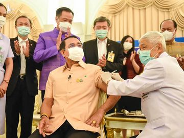 Thủ tướng Thái Lan Prayuth Chan-ocha tiêm vaccine AstraZeneca tại Bangkok hôm nay. Ảnh: AFP.