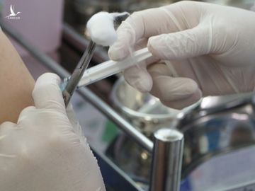 Mỗi nhân viên y tế được tiêm 0,5 ml dung dịch vaccine AstraZeneca. Ảnh: Thư Anh.