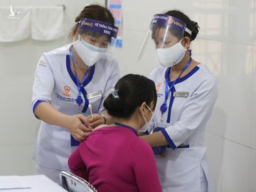 Lực lượng chống dịch tại Hải Dương được tiêm vaccine Covid-19 đợt đầu, ngày 8/3. Ảnh: Gia Chính