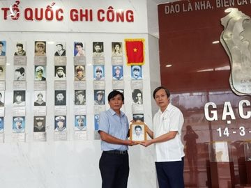 Xúc động chuyện thầy giáo đi tìm di ảnh chiến sĩ Gạc Ma - 1