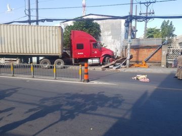 Xe container lao qua đường cán nát xe máy, người đàn ông kịp nhảy khỏi xe thoát chết - Ảnh 1.