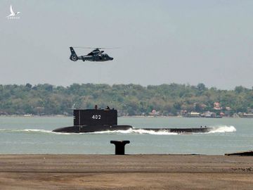 Tàu ngầm của Indonesia trong một lần rời cảng ở Surabaya /// AFP