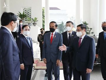 Thủ tướng Phạm Minh Chính và Tổng thống Joko Widodo gặp gỡ thành viên đoàn hai nước. Thủ tướng Phạm Minh Chính và Tổng thống Joko Widodo gặp gỡ thành viên đoàn hai nước.