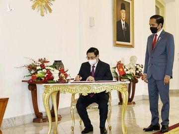 Thủ tướng Phạm Minh Chính ký sổ lưu niệm. Thủ tướng Phạm Minh Chính ký sổ lưu niệm.