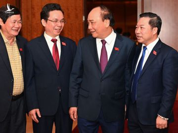 Từ phải qua: Đại biểu Lưu Bình Nhưỡng, Thủ tướng Nguyễn Xuân Phúc và các đại biểu Hoàng Văn Cường, Lê Công Nhường bên hành lang Quốc hội. Ảnh: Hoàng Phong