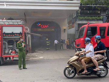 Ôtô bốc cháy dưới tầng hầm Trung tâm thương mại Tràng Tiền Plaza - Ảnh 1.