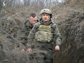 Tổng thống Volodymyr Zelensky mặc áo giáp tới thăm vùng Donbas hôm 9/4. Ảnh: Reuters.