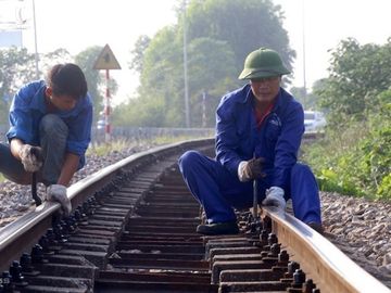 Công nhân bảo trì tuyến đường sắt Yên Viên - Lào Cai đoạn qua Phú Thọ. Ảnh: Bá Đô