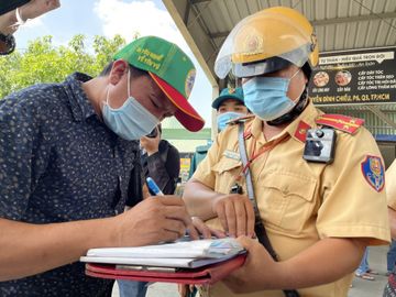 Tài xế nhậu từ tối qua, đến trưa bất ngờ vì vẫn còn vi phạm nồng độ cồn /// Ảnh: Vũ Phượng