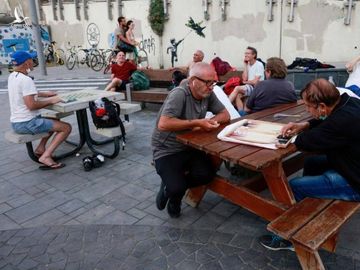 Người dân thư giãn tại nơi công cộng ở Tel Aviv ngày 19/4. Ảnh: AFP.