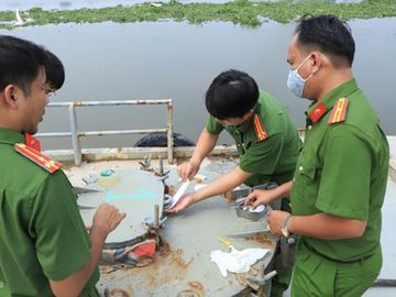 Cảnh sát niêm phong một bồn chứa dầu giữa sông Hậu. Ảnh:Thái Hà