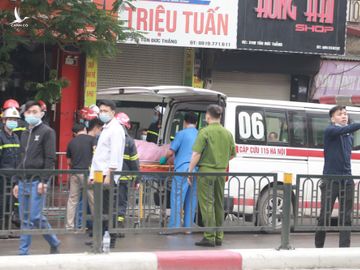  Hà Nội: Nghi có người tử vong trong vụ cháy lớn ở cửa hàng đồ sơ sinh trên phố Tôn Đức Thắng - Ảnh 1.