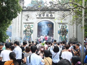 Hàng vạn du khách đổ về đền Hùng dịp cuối tuần. Ảnh: Báo Phú Thọ.