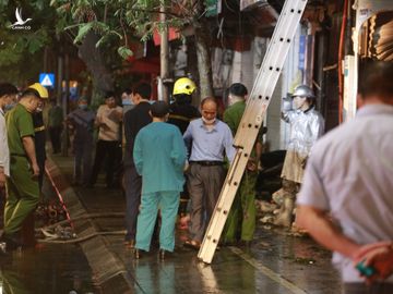 Cửa hàng đồ sơ sinh phố Tôn Đức Thắng cháy lớn trong đêm, nghi nhiều người cùng gia đình mắc kẹt - Ảnh 5.