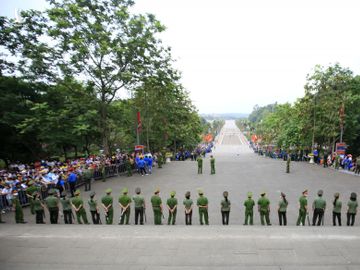 Chủ tịch nước Nguyễn Xuân Phúc dâng hương tưởng nhớ các vua Hùng - ảnh 7