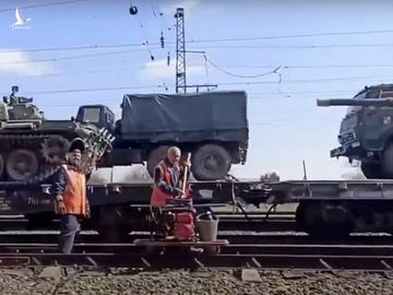 Hình ảnh được cho là xe lửa đưa xe tăng Nga đến biên giới Ukraine /// Daily Mail