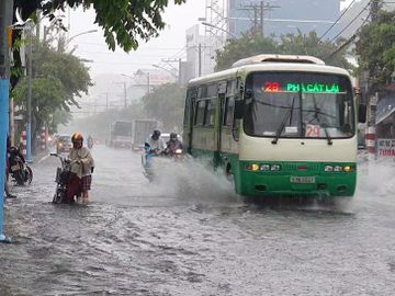 Mưa lớn, nước chảy xiết, đường biến thành sông ở TP Thủ Đức - ảnh 7