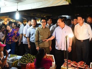 Vị chính khách “bình dân” đi chợ đầu mối, lội nước thăm đồng bào