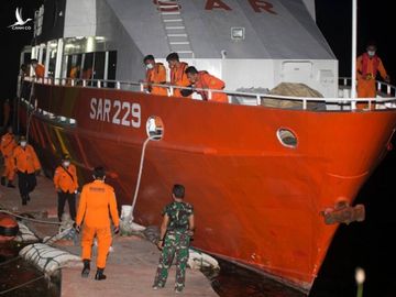 Tàu ngầm Indonesia chở 53 người mất liên lạc: gặp sự cố mất điện? - Ảnh 2.