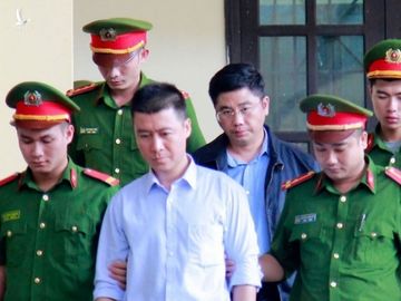 Phan Sào Nam (hàng đầu, giữa) và Nguyễn Văn Dương trong phiên tòa xét xử sơ thẩm năm 2018 /// ẢNH: THÁI SƠN
