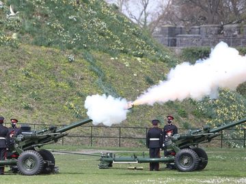 Trung đoàn 104 thuộc đội Pháo binh Hoàng gia bắn đại bác tưởng niệm Hoàng thân Philip tại Xứ Wales hôm nay. Ảnh: AFP.