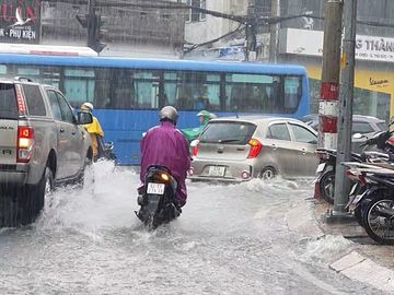 Mưa lớn, nước chảy xiết, đường biến thành sông ở TP Thủ Đức - ảnh 5