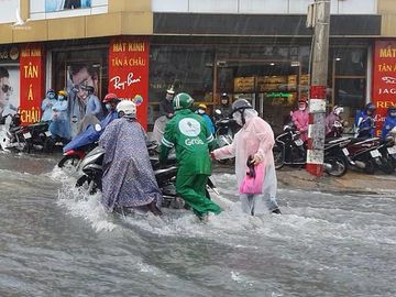 Mưa lớn, nước chảy xiết, đường biến thành sông ở TP Thủ Đức - ảnh 6