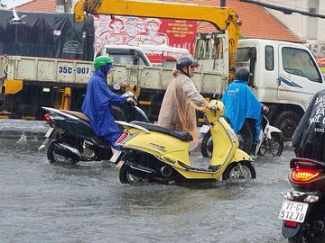 Mưa lớn, nước chảy xiết, đường biến thành sông ở TP Thủ Đức - ảnh 10