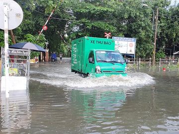 Mưa lớn, nước chảy xiết, đường biến thành sông ở TP Thủ Đức - ảnh 13