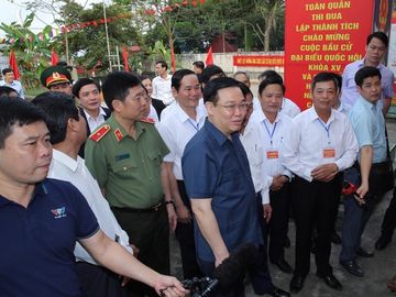 Chủ tịch Quốc hội Vương Đình Huệ kiểm tra công tác chuẩn bị bầu cử tại H.Tiên Lãng, TP.Hải Phòng /// Ảnh Lê Tân