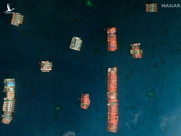 Ảnh chụp vệ tinh tàu cá Trung Quốc kết thành bè ở bãi Ba Đầu trên Biển Đông ngày 23/3. Ảnh: AP.