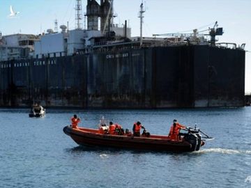 Indonesia triển khai tàu chiến cùng hàng trăm nhân viên trong chiến dịch tìm kiếm tàu ngầm KRI Nanggala 402 mất tích hôm 21.4. Ảnh: AFP