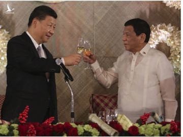 Tổng thống Philippines Rodrigo Duterte và Chủ tịch Trung Quốc Tập Cận Bình trong cuộc gặp năm 2016 /// Chụp màn hình Inquirer.net