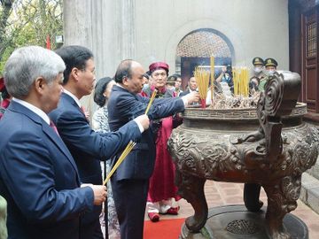 Chủ tịch nước Nguyễn Xuân Phúc và các lãnh đạo Đảng, Nhà nước dâng hương tại điện Kính Thiên (đền Thượng). 