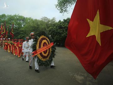 Chủ tịch nước Nguyễn Xuân Phúc dâng hương tưởng nhớ các vua Hùng - ảnh 3