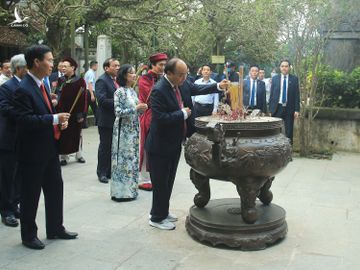 Chủ tịch nước Nguyễn Xuân Phúc dẫn đầu đoàn đại biểu tham dự lễ dâng hương đền Hùng 2021 /// Ảnh Trần Cường