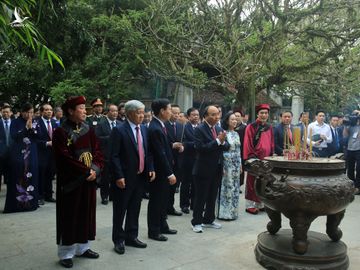 Chủ tịch nước Nguyễn Xuân Phúc dâng hương tưởng nhớ các vua Hùng - ảnh 6