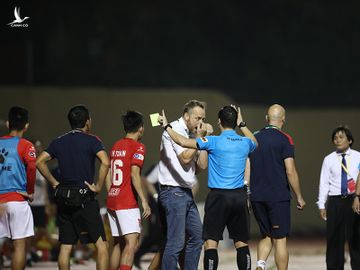 Trọng tài V-League gãy răng vì bị cầu thủ TPHCM tấn công