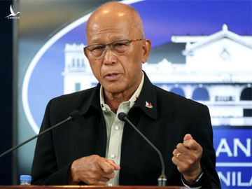 Trái với Tổng thống Duterte, Bộ trưởng Quốc phòng Philippines Delfin Lorenzana thường có các thông điệp có ngôn từ mạnh mẽ phản đối Trung Quốc.