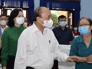 Chủ tịch nước Nguyễn Xuân Phúc trò chuyện với các cử tri huyện Củ Chi.