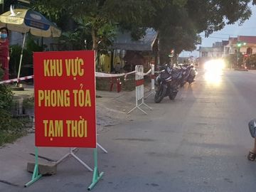 Khu vực lân cận số nhà 282 Quốc lộ 9 thuộc Khu phố 6, Phường 3, TP.Đông Hà (Quảng Trị) bị phong tỏa từ đêm 10.5 /// ẢNH: NGUYỄN PHÚC