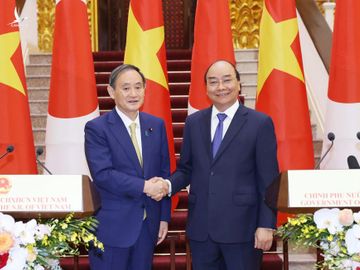 Thủ tướng Nhật Bản Suga Yoshihide (trái) và Thủ tướng Nguyễn Xuân Phúc trong lễ đón chính thức tại Hà Nội tháng 10-2020
