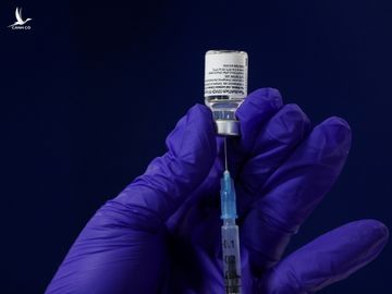 Nhân viên y tế chuẩn bị một liều vaccine Pfizer tại trung tâm tiêm chủng ở Newcastle, Anh. Ảnh: Reuters