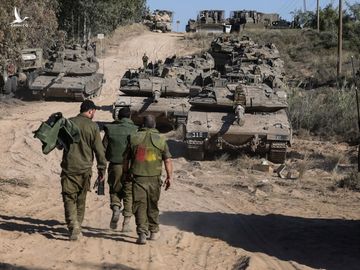 Binh lính và xe tăng của quân đội Israel tập trung gần Dải Gaza.