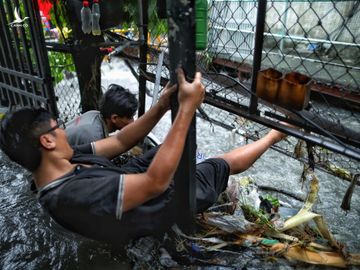 Người dân TP.Thủ Đức bì bõm lội nước sau cơn mưa lớn - ảnh 9