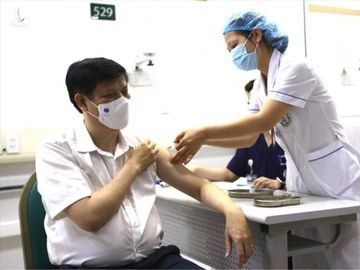 Bộ trưởng trả lời phỏng vấn báo chí ngay sau khi tiêm vaccine COVID-19. Ảnh: Hải Nguyễn