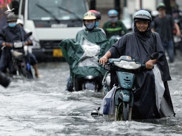 Người dân TP.Thủ Đức bì bõm lội nước sau cơn mưa lớn - ảnh 4